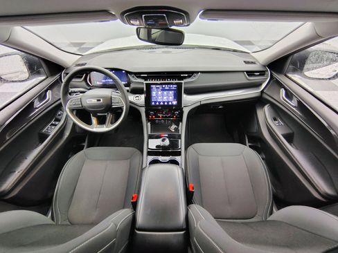 Used 2023 Jeep Grand Cherokee Laredo w/ Luxury Tech Group I image 2