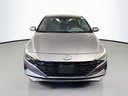 Used 2023 Hyundai Elantra SEL w/ Preferred Accessory Package FWD image 2