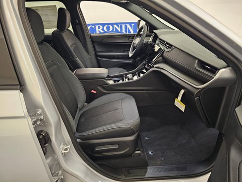 New 2025 Jeep Grand Cherokee L Altitude image 30