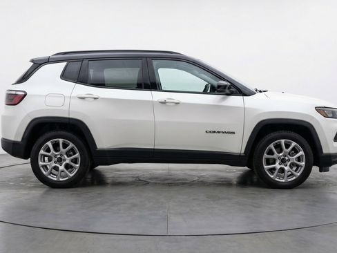 Used 2025 Jeep Compass Limited AWD/4WD image 11
