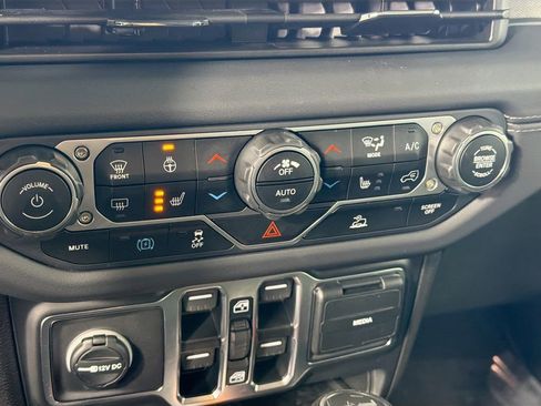 Used 2025 Jeep Wrangler Unlimited Sahara AWD/4WD image 17