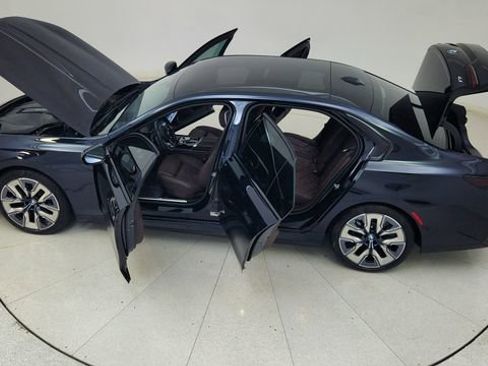 Used 2023 BMW i7 xDrive60 image 91