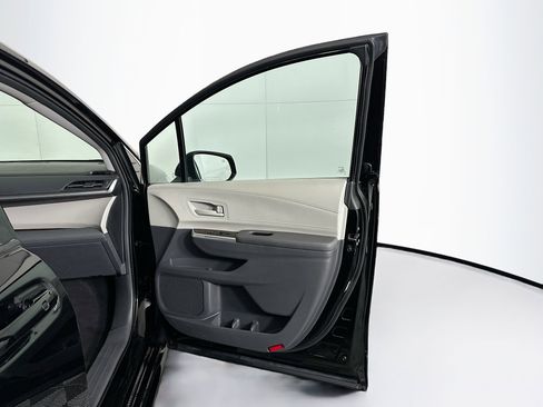 Used 2024 Toyota Sienna LE image 32