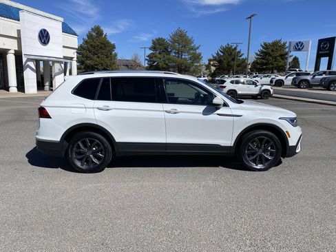 Certified 2023 Volkswagen Tiguan SE w/ Panoramic Sunroof Package image 54