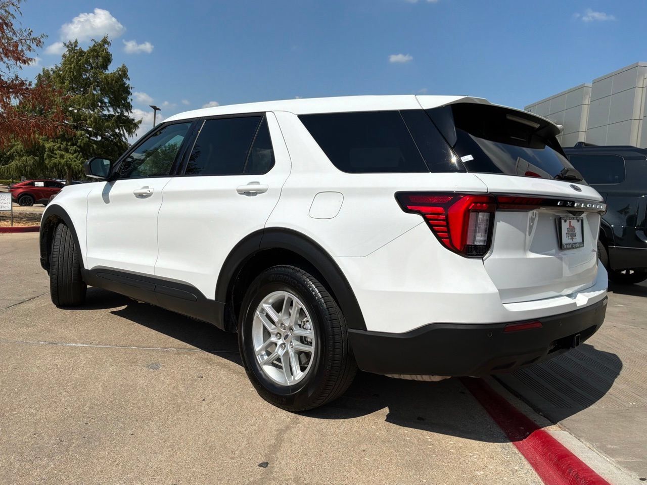 Used 2026 Ford Explorer Active RWD image 8