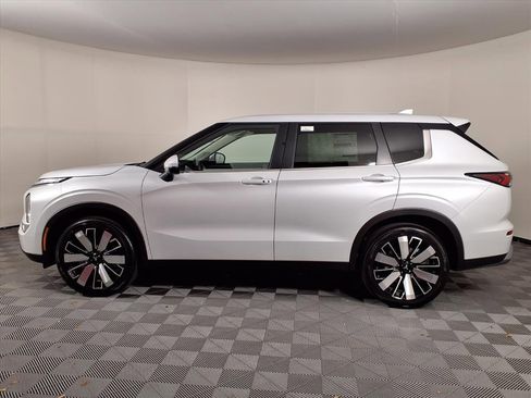 New 2025 Mitsubishi Outlander SE image 4