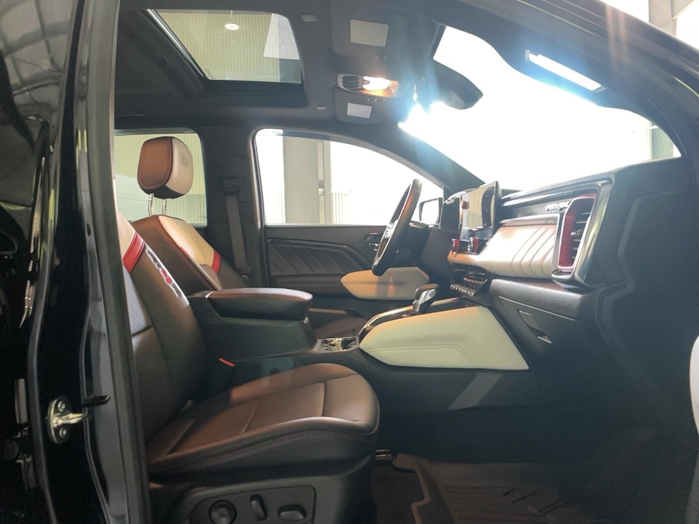 Used 2024 GMC Canyon AT4X w/ AT4X AEV Edition AWD/4WD image 28