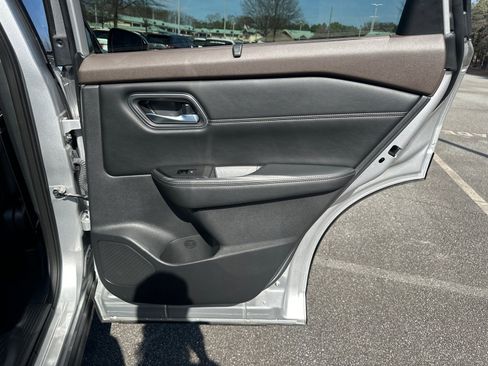 Used 2021 Nissan Rogue SV w/ Premium Package image 16