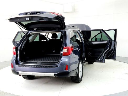 Used 2017 Subaru Outback 2.5i Premium image 11