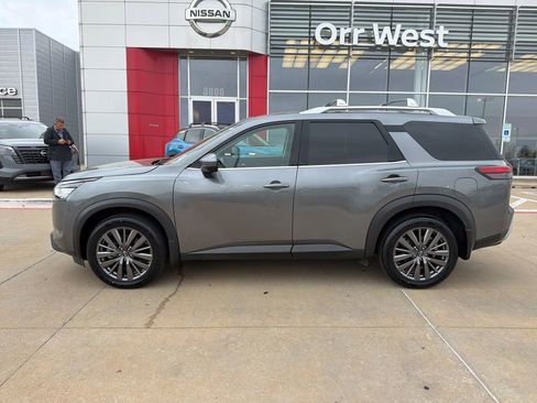 Used 2024 Nissan Pathfinder SL w/ SL Premium Package AWD/4WD image 2