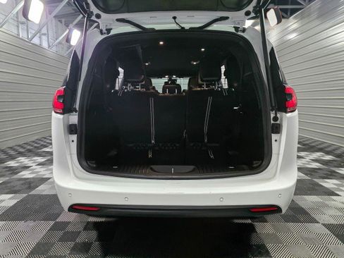 Used 2024 Chrysler Pacifica Limited FWD image 36
