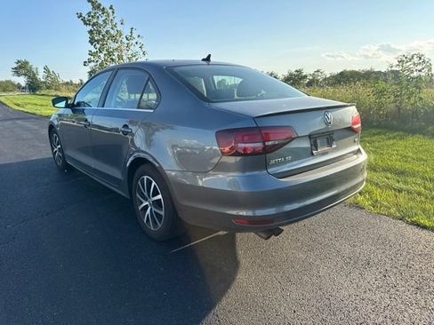 Used 2017 Volkswagen Jetta SE FWD image 2