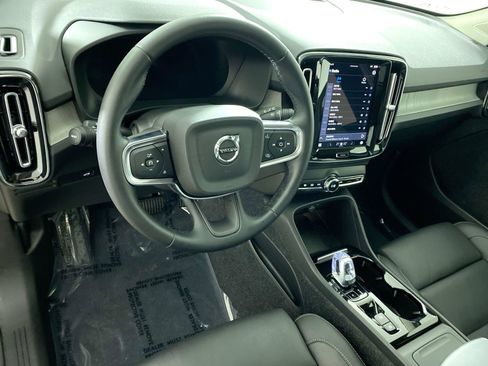 Used 2025 Volvo XC40 B5 Plus image 23