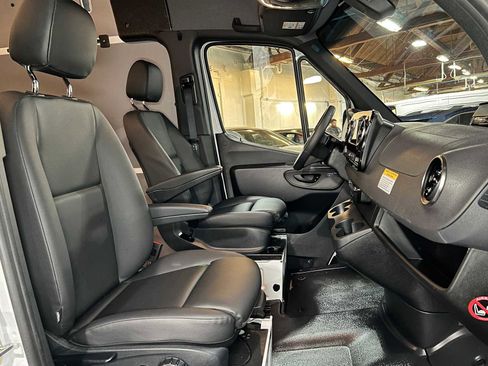Used 2025 Mercedes-Benz Sprinter 2500 image 11