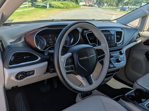 Used 2020 Chrysler Pacifica Limited FWD image 22