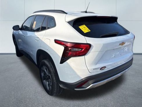 Used 2025 Chevrolet Trax LT image 2