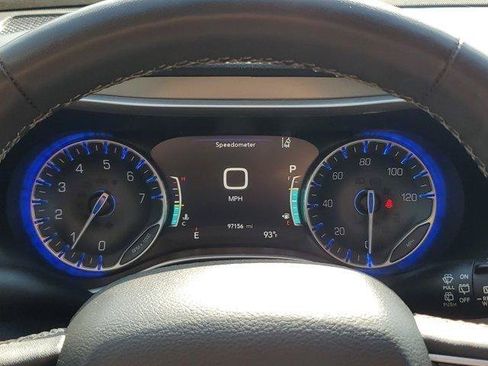 Used 2023 Chrysler Pacifica Touring-L FWD image 23