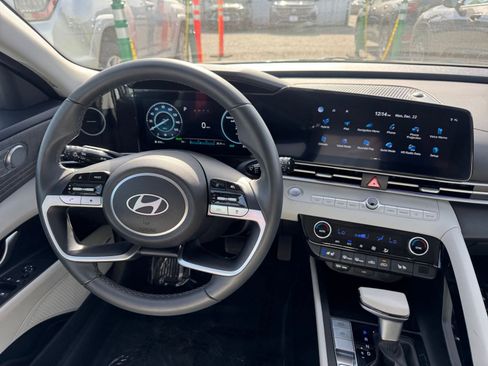 Used 2025 Hyundai Elantra Limited image 35