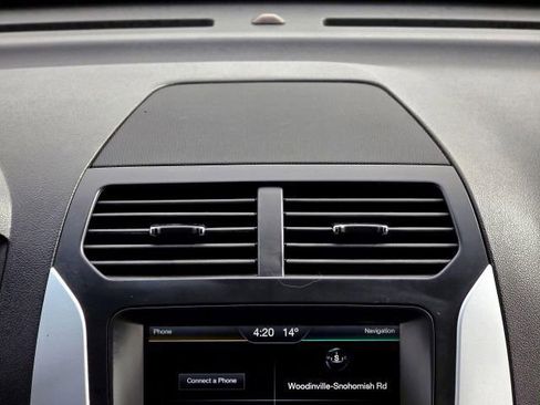 Used 2015 Ford Explorer XLT w/ Equipment Group 202B AWD/4WD image 18