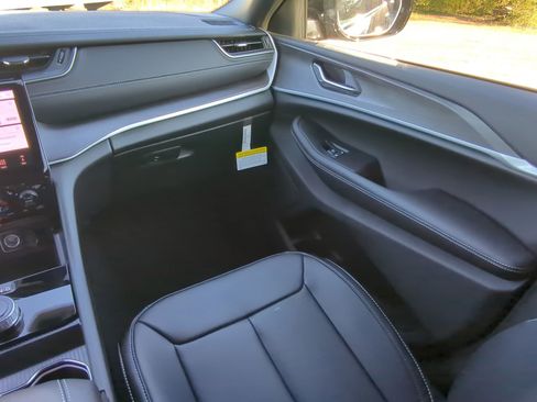 New 2025 Jeep Grand Cherokee L Limited w/ Luxury Tech Group II image 15