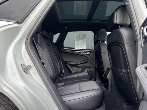 Certified 2023 Porsche Macan AWD/4WD image 18