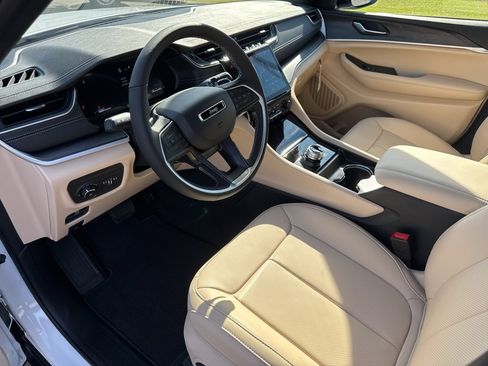 New 2025 Jeep Grand Cherokee L Limited w/ Luxury Tech Group II image 39