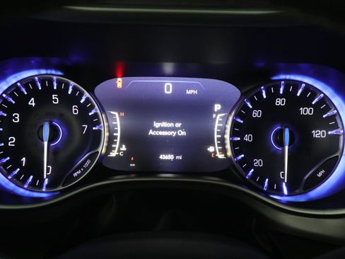 Used 2024 Chrysler Pacifica Touring-L image 18