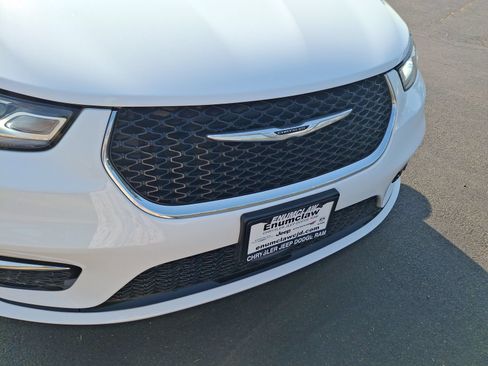 Certified 2025 Chrysler Pacifica Select AWD/4WD image 28
