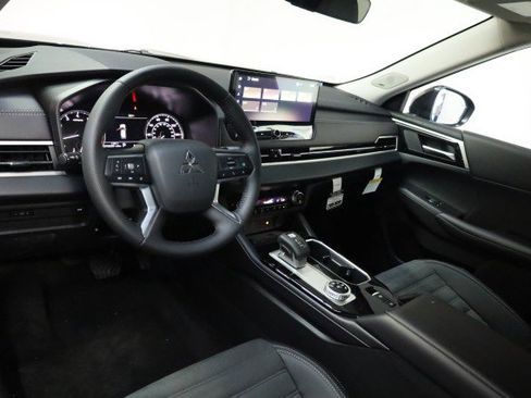 New 2025 Mitsubishi Outlander SE image 5