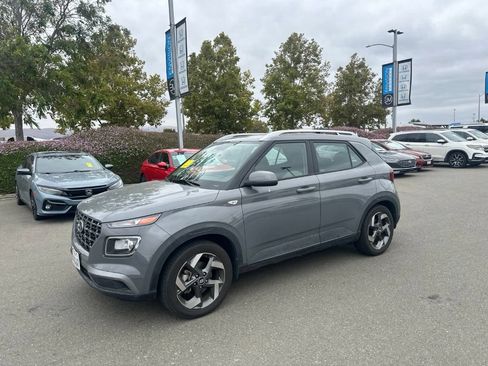 Used 2023 Hyundai Venue SEL FWD image 5