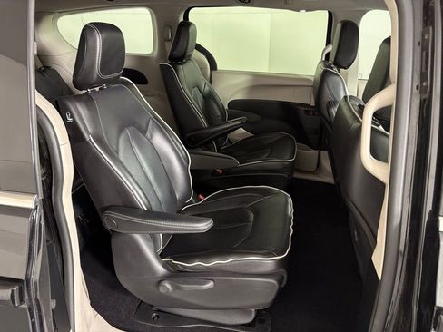 Used 2023 Chrysler Pacifica Limited image 44