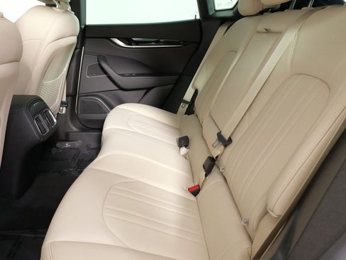 Used 2018 Maserati Levante image 37