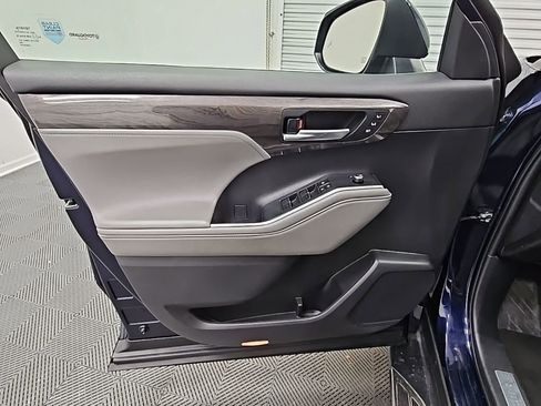 Used 2023 Toyota Highlander Limited image 33