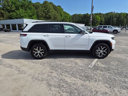 Used 2025 Jeep Grand Cherokee Limited AWD/4WD image 2