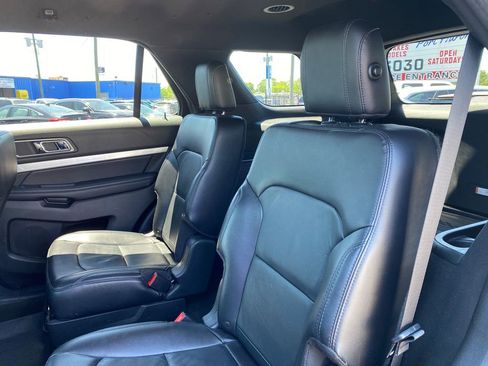 Used 2017 Ford Explorer XLT w/ Equipment Group 202A AWD/4WD image 15