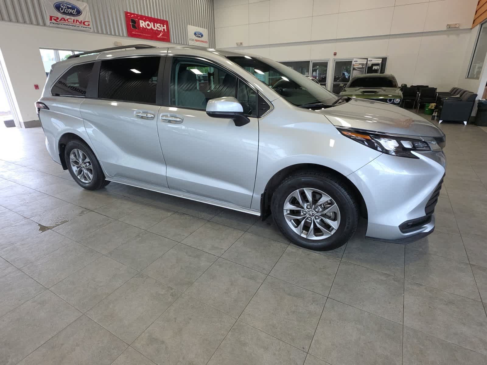 Used 2024 Toyota Sienna AWD image 4