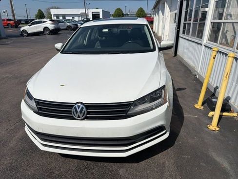 Used 2017 Volkswagen Jetta SE FWD image 2