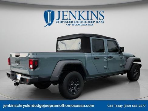 Used 2024 Jeep Gladiator Sport AWD/4WD image 4