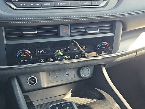 Used 2023 Nissan Rogue SV AWD/4WD image 7