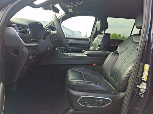 Used 2025 Jeep Wagoneer L 4WD image 14