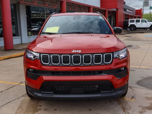 Used 2023 Jeep Compass Latitude w/ Convenience Group AWD/4WD image 3