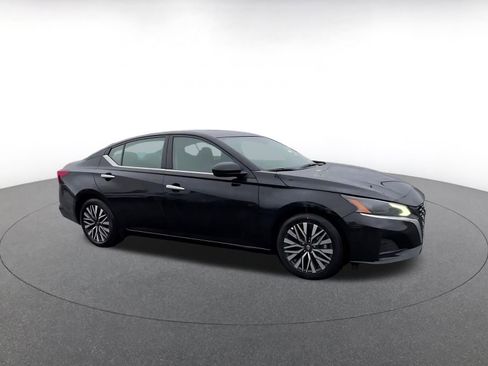 Used 2025 Nissan Altima 2.5 SV image 2