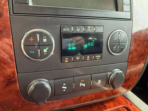 Used 2011 Chevrolet Avalanche LTZ AWD/4WD image 33