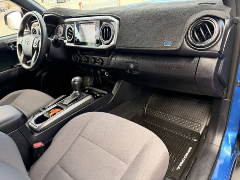 Used 2017 Toyota Tacoma TRD Off-Road AWD/4WD image 38
