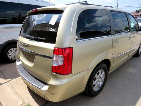 Used 2012 Chrysler Town & Country Touring image 4
