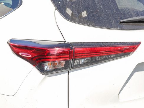 Used 2023 Toyota Highlander Limited image 11