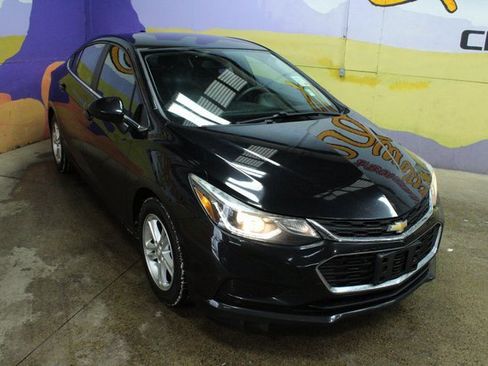 Used 2017 Chevrolet Cruze LT image 2