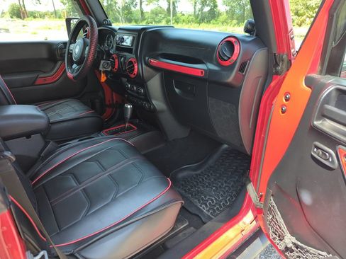 Used 2011 Jeep Wrangler Sahara w/ Connectivity Group AWD/4WD image 24