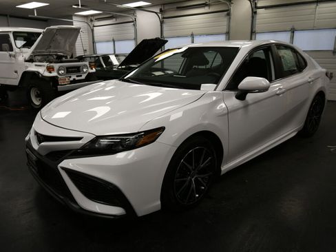 Certified 2024 Toyota Camry SE image 3