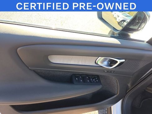 Used 2025 Volvo XC40 B5 Plus AWD/4WD image 3